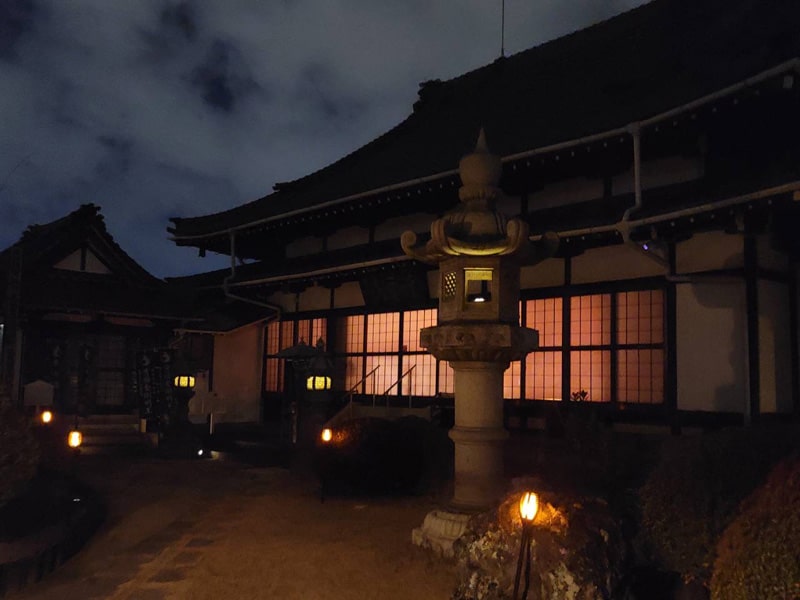 夜の昌福寺本堂